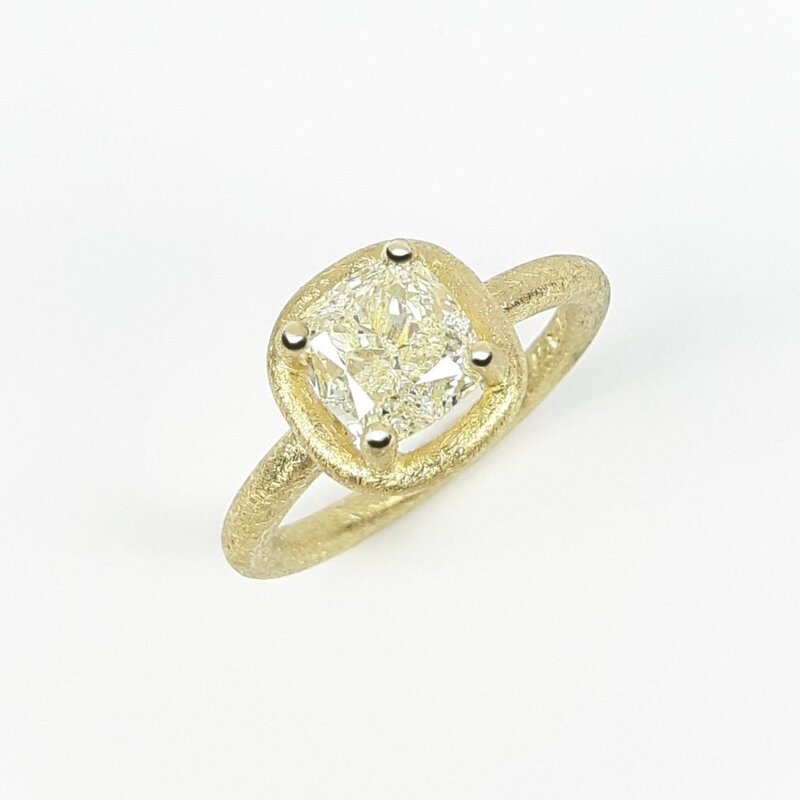 Bague solitaire en or jaune 18kt et diamant coussin 2,00ct. Pièce unique.