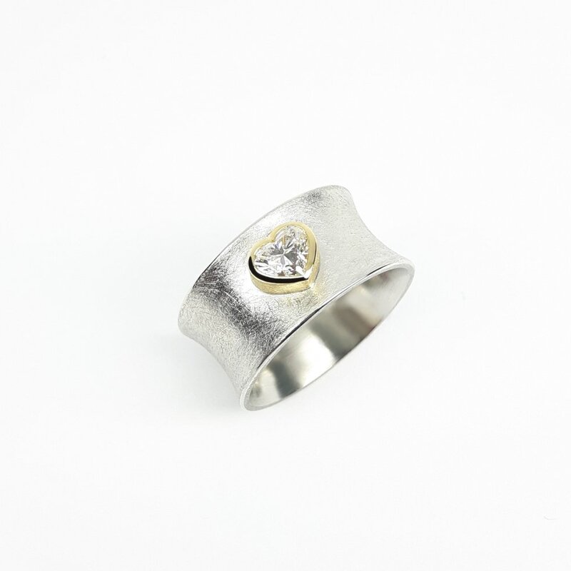 "my sweety", bague en or 18kt et diamant coeur 0,50ct. Pièce unique.
