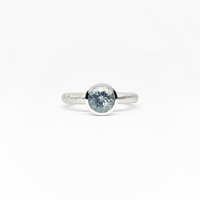 "combiring medium", or blanc 18kt et aigue-marine Ø7mm.