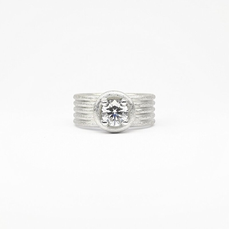 "snow white", bague solitaire en or blanc 18kt et brillant 0,80ct. Pièce unique.