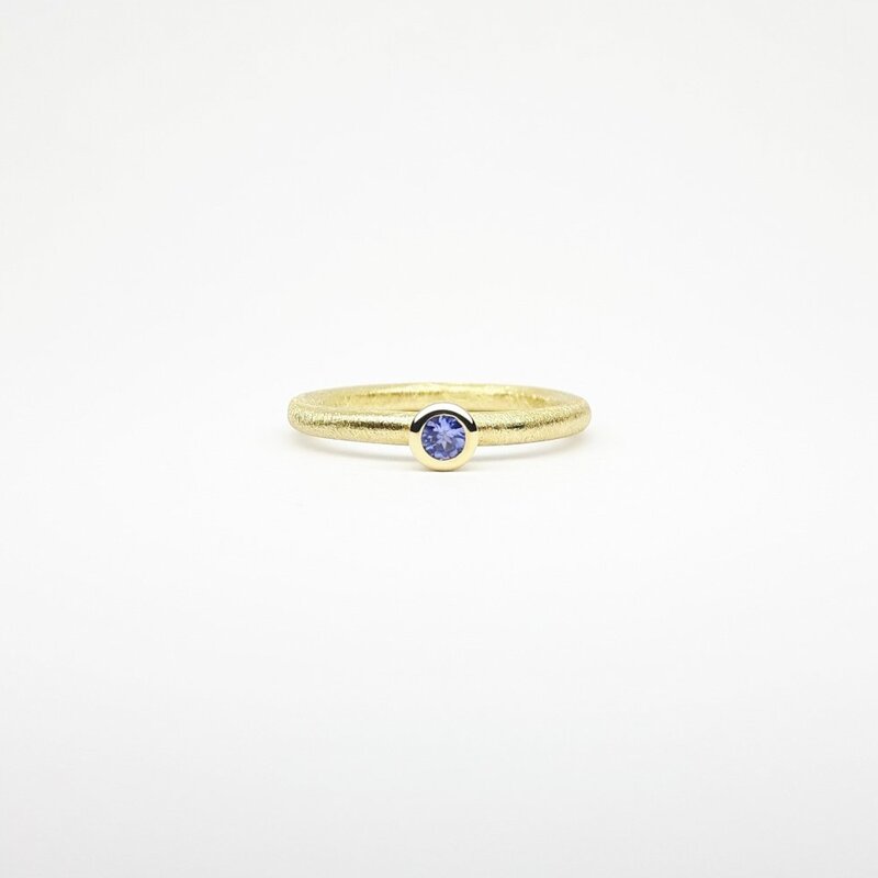 "combiring mini", or jaune 18kt et tanzanite Ø3mm.