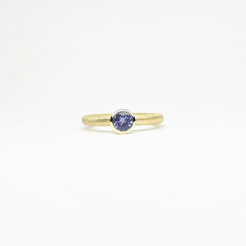 "combiring small", or jaune 18kt et tanzanite Ø5mm.