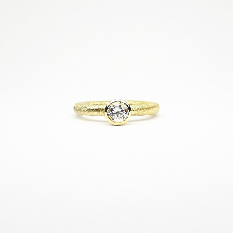 "combiring small", or jaune 18kt et zircon naturel Ø5mm.
