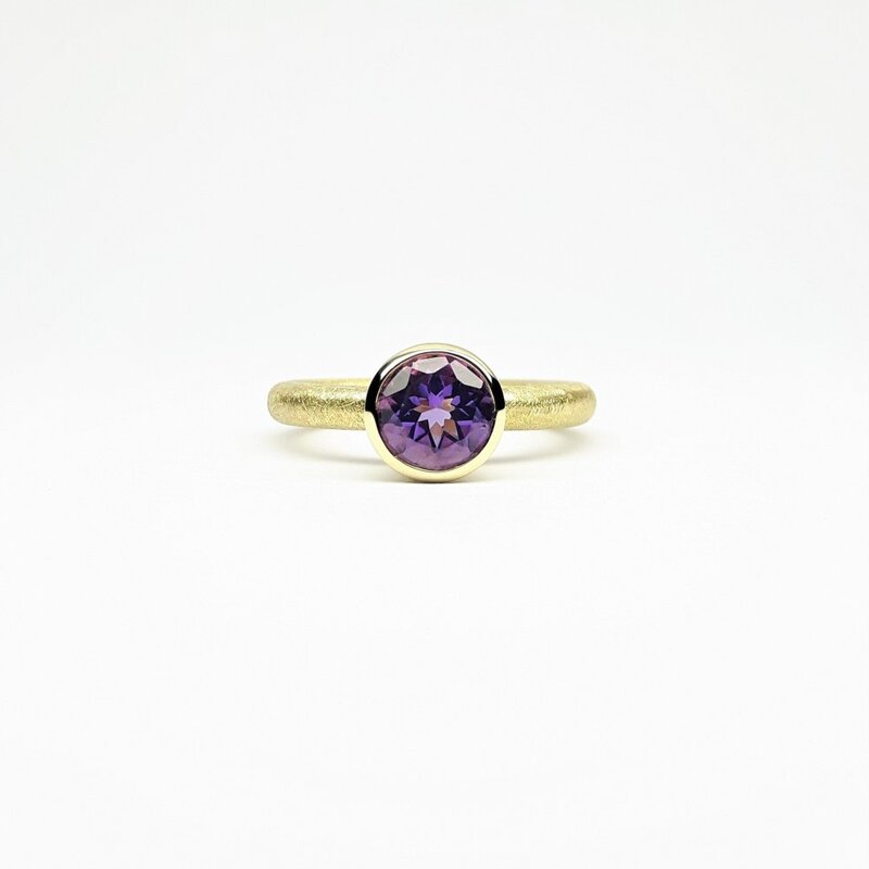 "combiring medium", or jaune 18kt et améthyste Ø7mm.