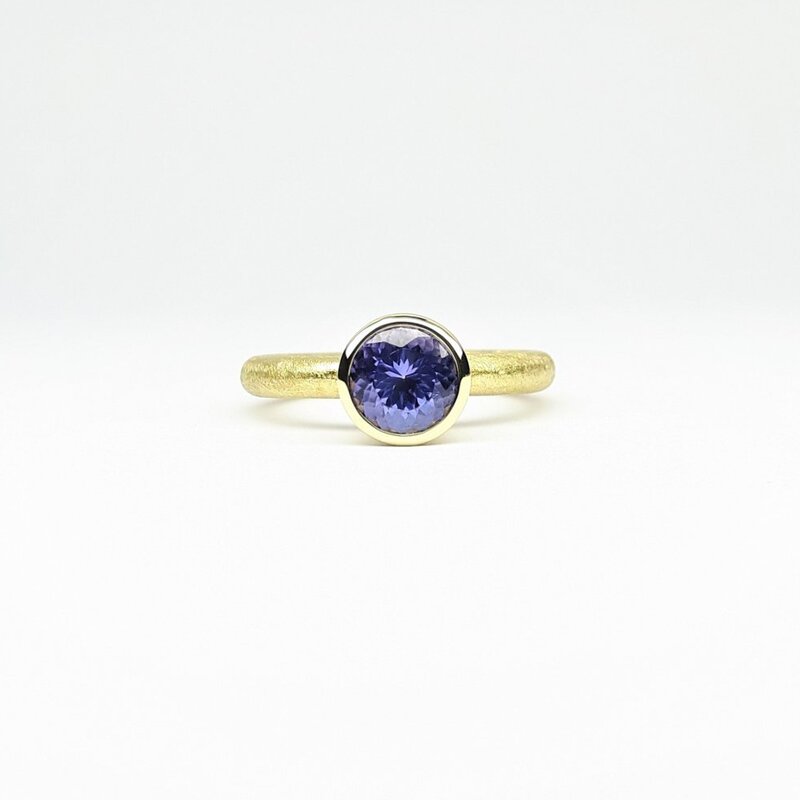 "combiring medium", or jaune 18kt et tanzanite Ø7mm.