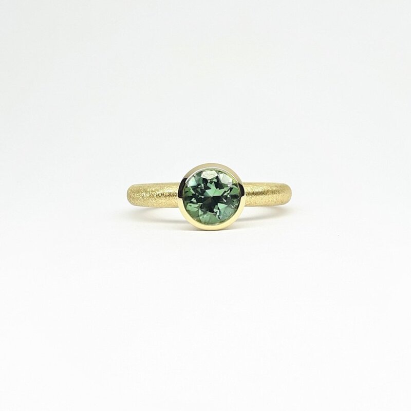 "combiring medium", bague en or jaune 18kt et tourmaline verte Ø7mm à 1,35ct.