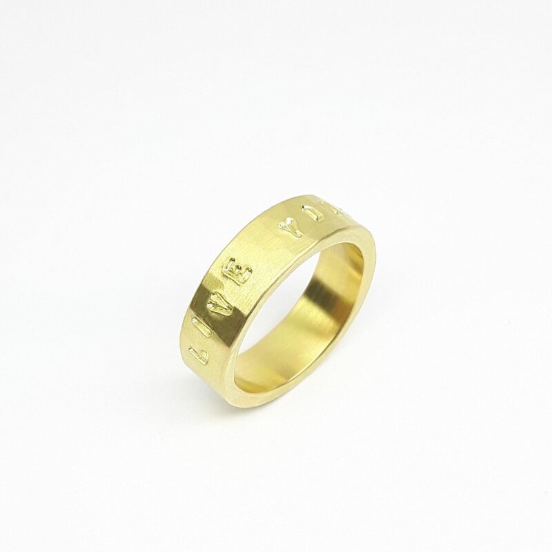"LIVE YOUR LIFE", bague martelée en or jaune 18kt. 