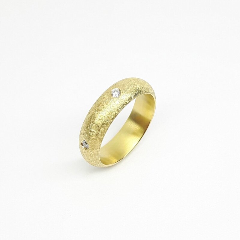 Bague en or jaune 18kt et 5 brillants.