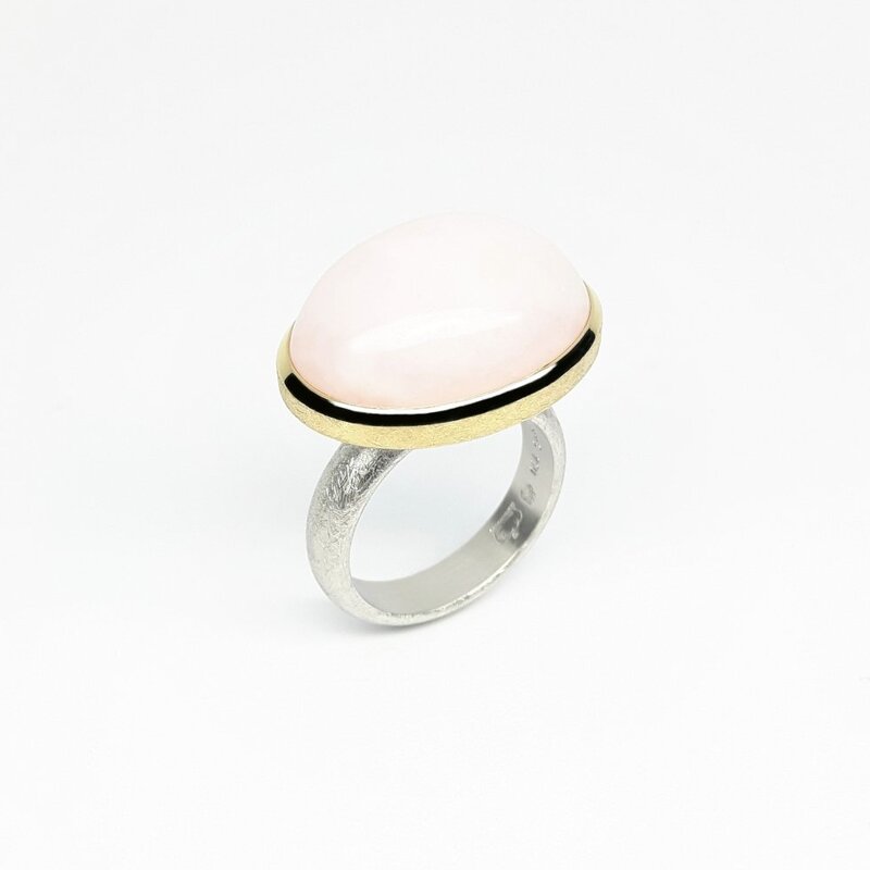 Bague en argent 925/-, or jaune 18kt et calcédoine rose. Pièce unique.