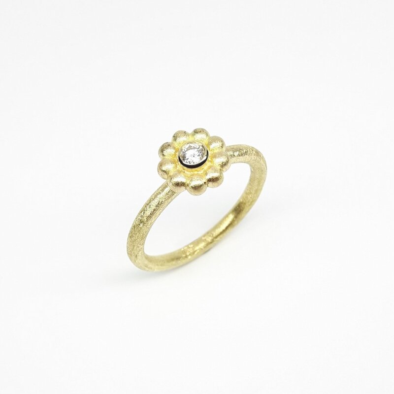 "round around", bague en or jaune 18kt et diamant.