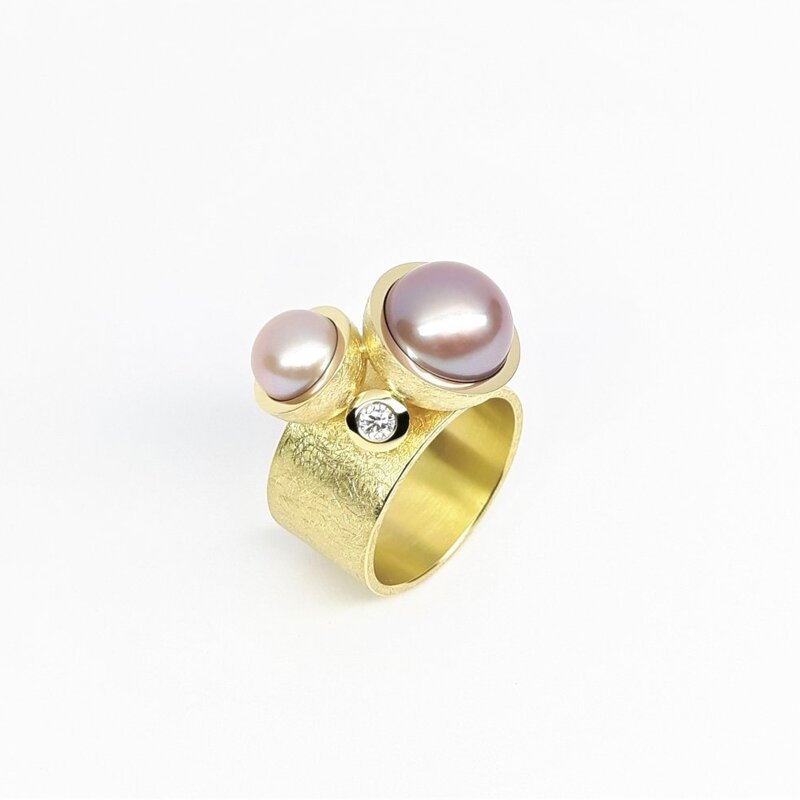 "smells like lavender", bague en or jaune 18kt, perles d'eau douce de couleur nat. lavende et diamant.