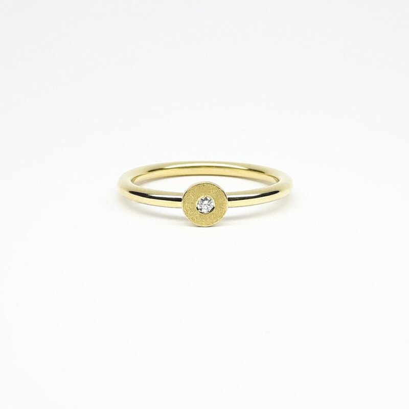 Bague en or jaune 18kt et diamant.