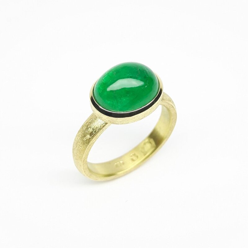 "hope", bague en or jaune 18kt et émeraude. Pièce unique.