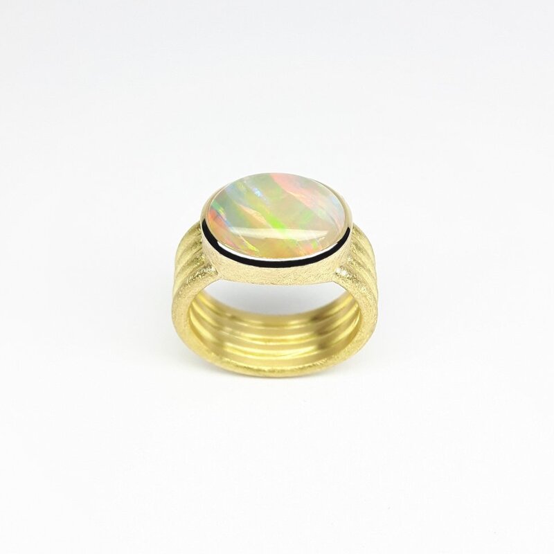 "Down Under", bague en or jaune 18kt et opale australienne hors du commun. Pièce unique.