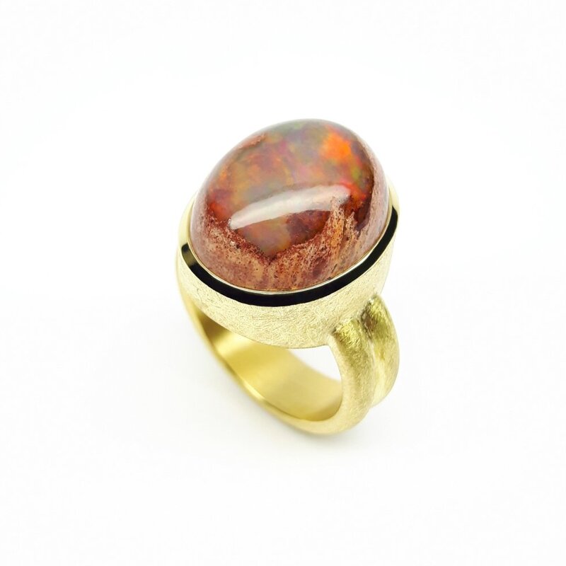 Bague en or jaune 18kt et opale de feu du mexique très lumineuse. Pièce unique.
