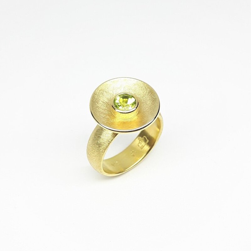 Bague en or jaune 18kt et péridot.