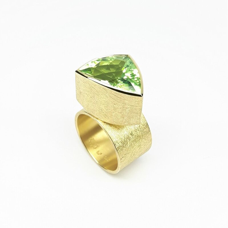 "grasshopper", bague en or jaune 18kt et péridot. Pièce unique.