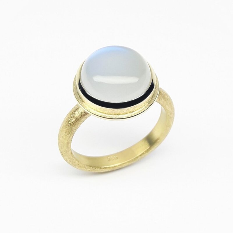 Bague en or jaune 18kt et pierre de lune très lumineuse. Pièce unique.