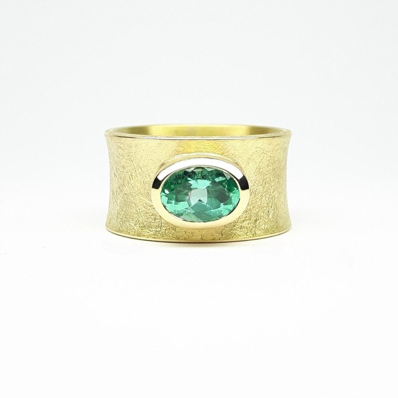 Bague en or jaune 18kt sertie d'une émeraude très lumineuse. Pièce unique. 