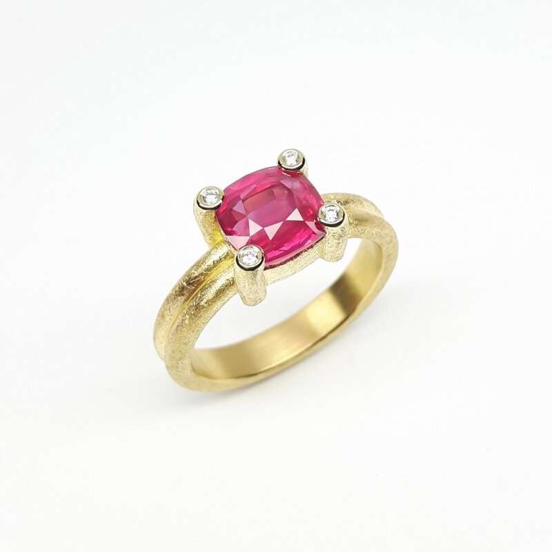 Bague en or jaune 18kt, rubis et diamants. Pièce unique.