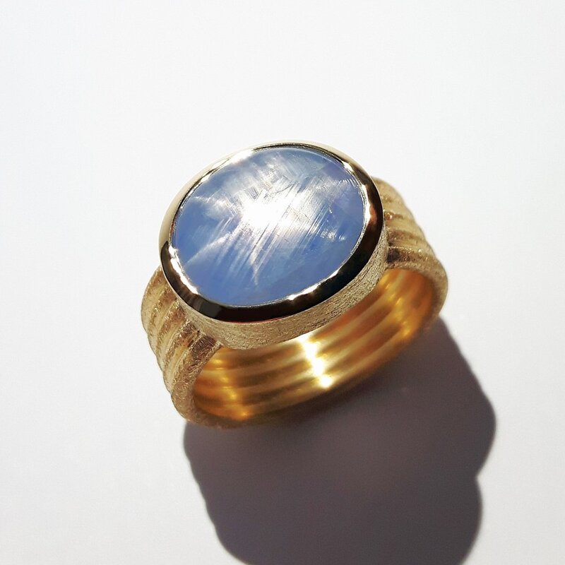 "star sapphire", bague en or jaune 18kt et saphir étoilé rare 8,65ct. Pièce unique.