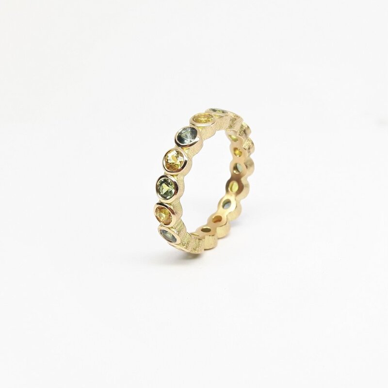 Bague en or jaune 18kt et saphirs. 