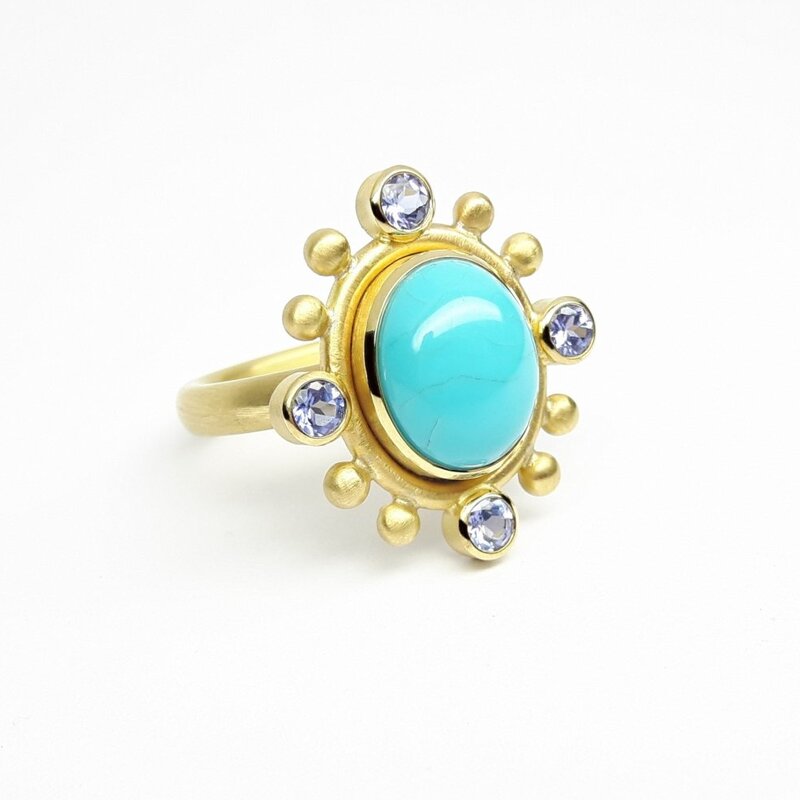 Bague en or jaune 18kt,  turquoise et tanzanites. Pièce unique.