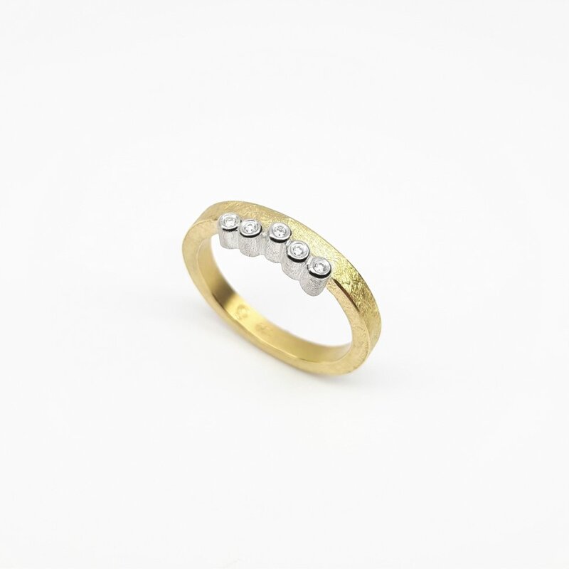 Bague en or jaune et blanc 18kt sertie de 5 diamants. Pièce unique.