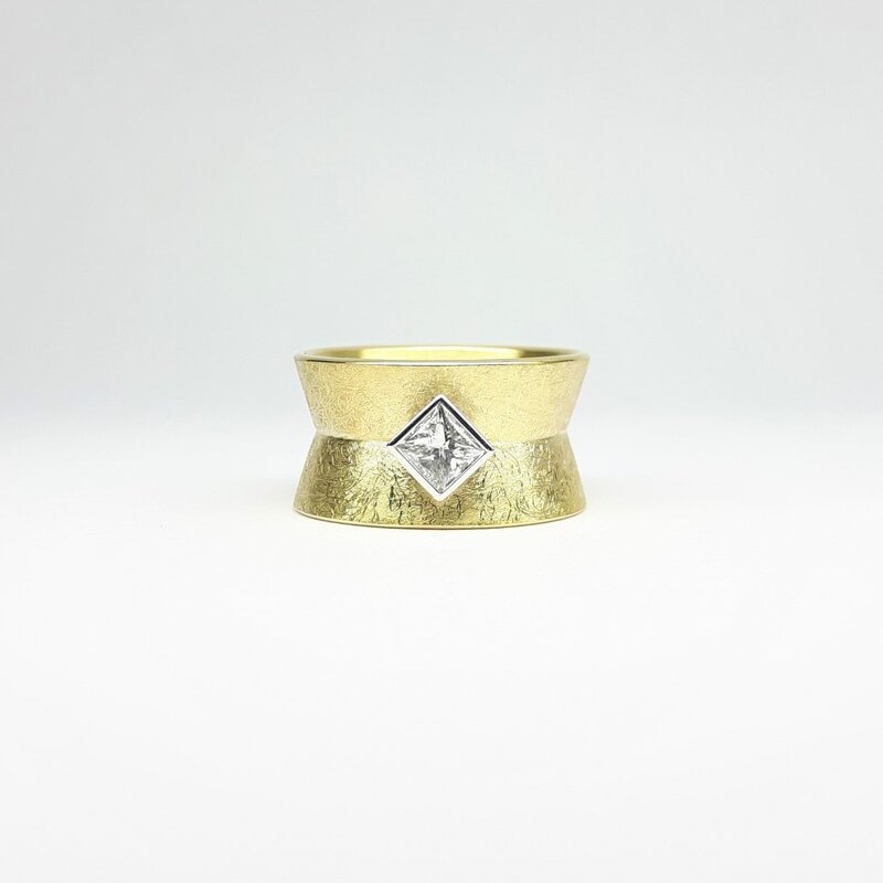 "would you be mine?", bague en or 18kt et diamant princesse 0,50ct. Pièce unique.