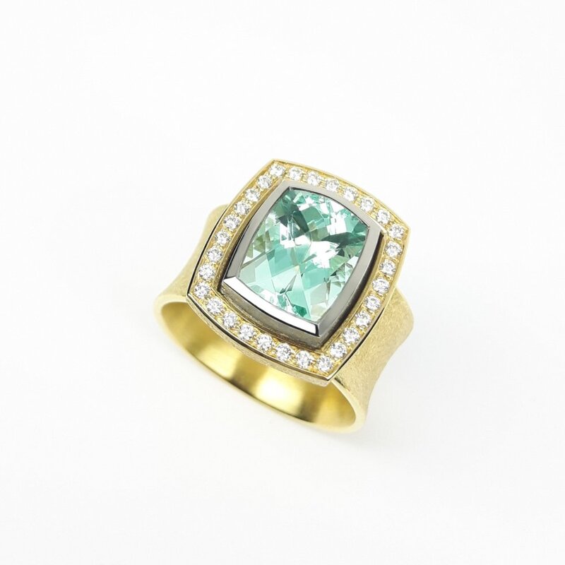 Bague en or jaune-blanc 18kt, émeraude et diamants. Pièce unique. 