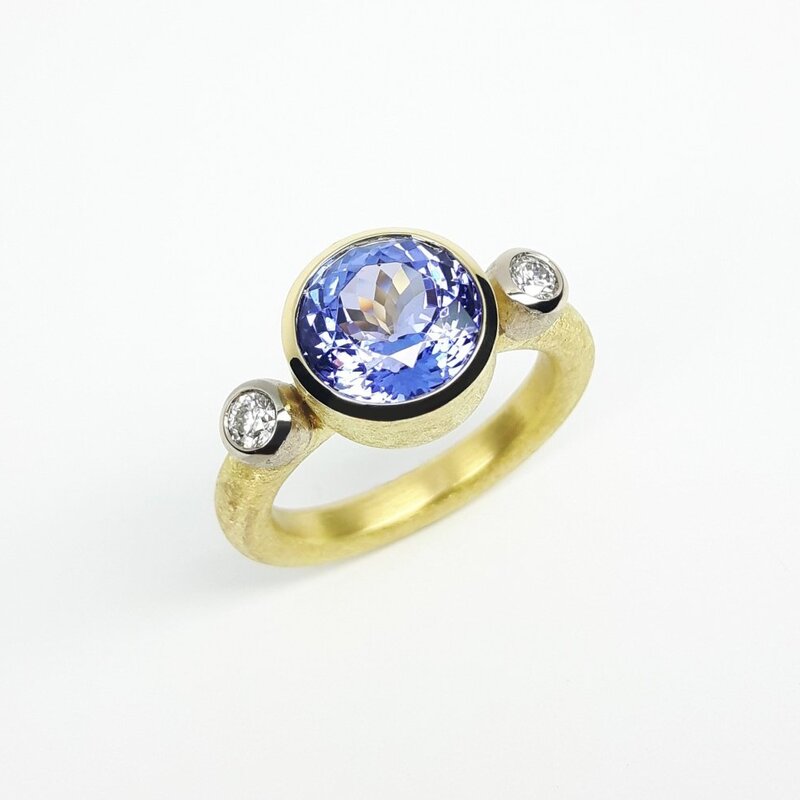 "top-of-the-mountain", bague en or jaune 18kt et tanzanite bleu-violette. Pièce unique.