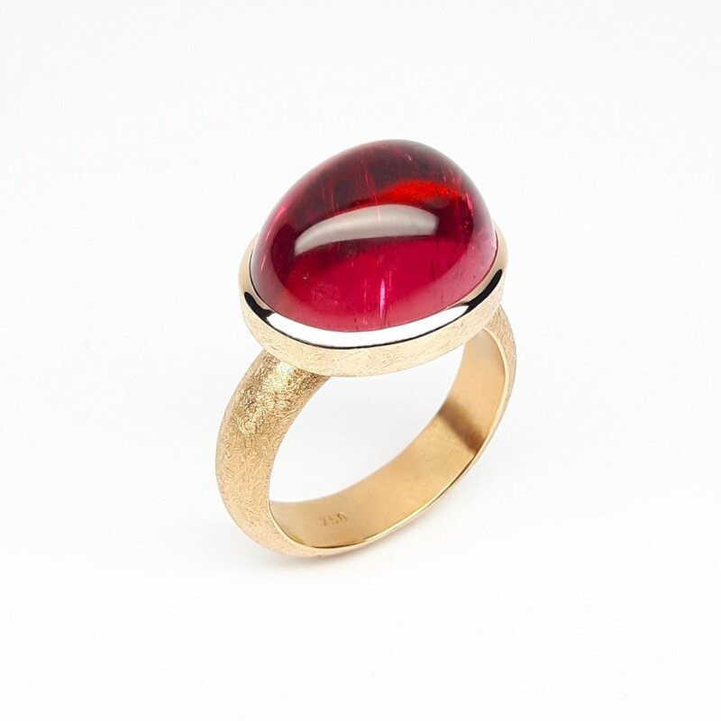 Bague en or rouge 18kt et tourmaline rose-rouge. Pièce unique.