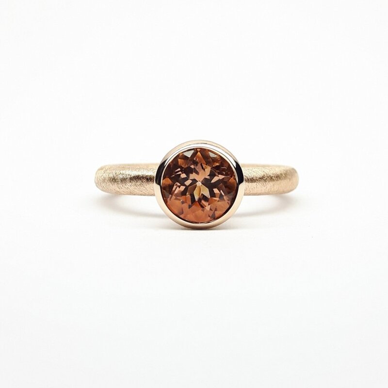 "combiring medium", bague en or rouge 18kt et tourmaline abricot Ø7mm.
