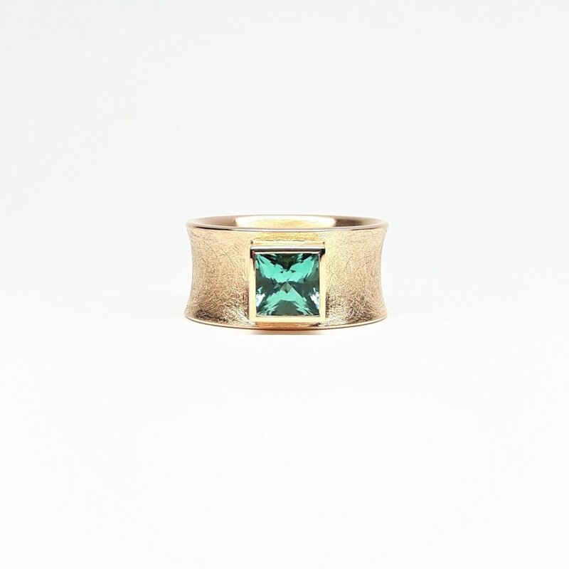 Bague en or rouge 18kt et tourmaline bleu-verte en taille princesse. Pièce unique.