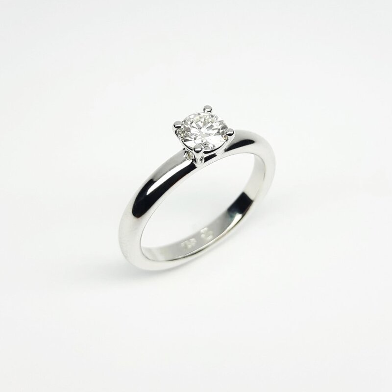 "queen", bague solitaire en or blanc 18kt et brillant 0,50ct.