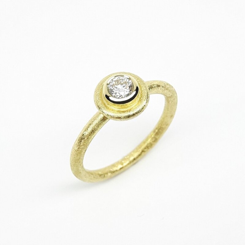 Bague solitaire en or jaune 18kt et diamant 0,20ct. Pièce unique