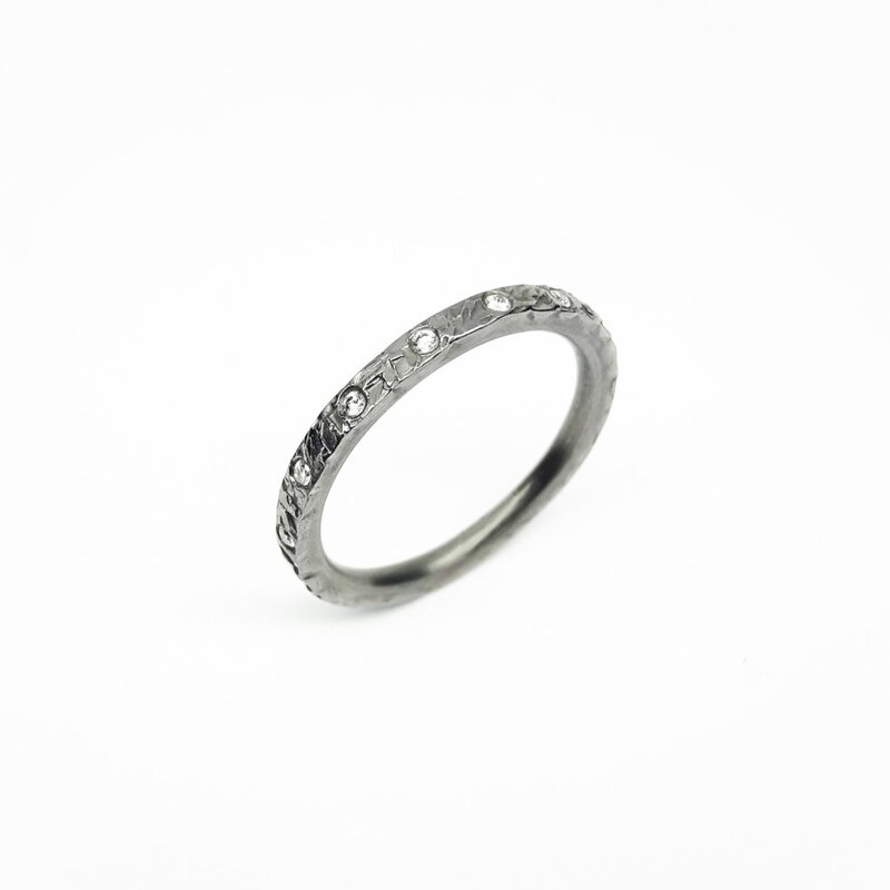 "cristalline", bague en tantale 999/- et 15 diamants. Pièce unique.