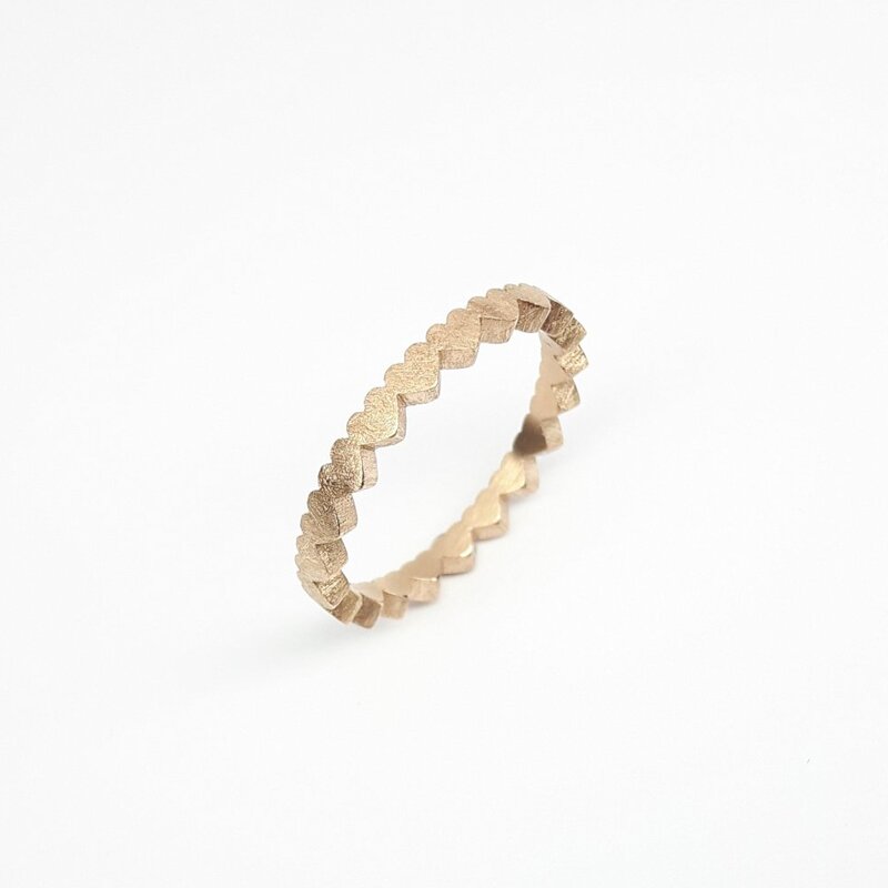 "heartbeats", bague 21coeurs en or rouge 18kt.