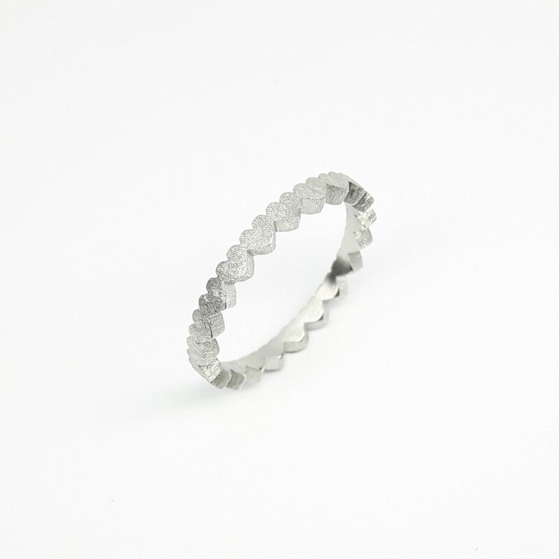 "heartbeats", bague 21 coeurs en or blanc 18kt.