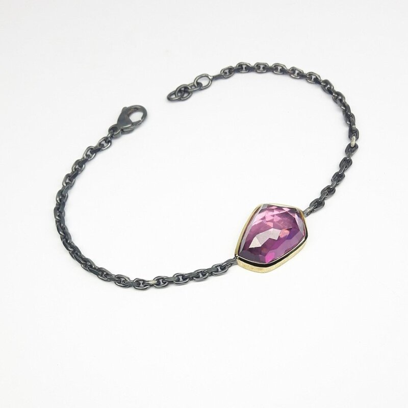 Bracelet en or jaune 18kt, argent 925/- et grenat rhodolite en taille cocktail. Pièce unique.