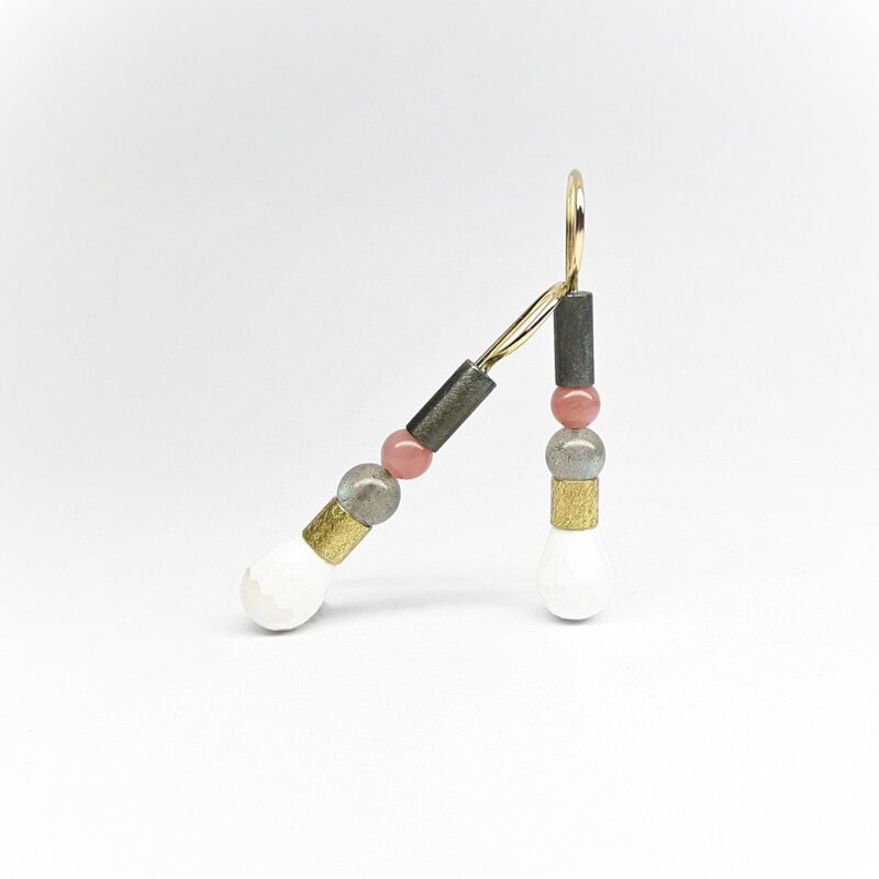 Boucle d'oreilles en or jaune 18kt, argent 925/-, opale, labradorite et pampilles en cacholong. Pièce unique.