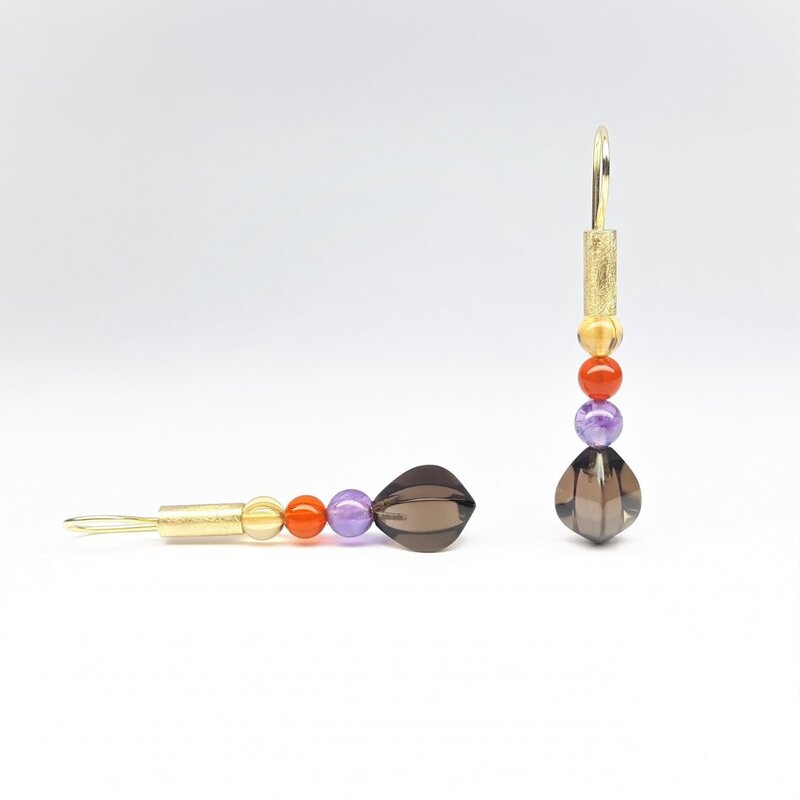Boucles d'oreilles en or jaune 18kt, opale de feu, améthyste et quartz fumé. Pièce unique.