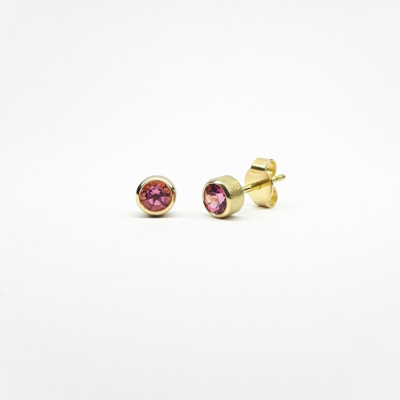Boucles d'oreilles en or jaune 18kt et tourmalines roses Ø4mm.
