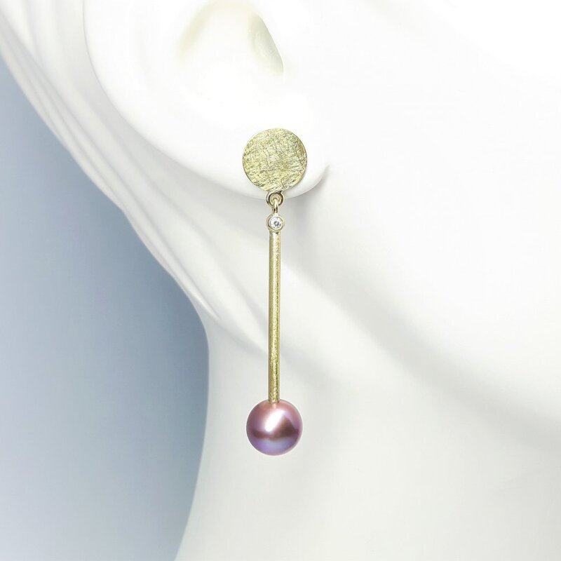 Boucles d'oreilles, or jaune 18kt, perles de culture d'eau douce couleur lavande naturelle et diamants. Pièce unique.
