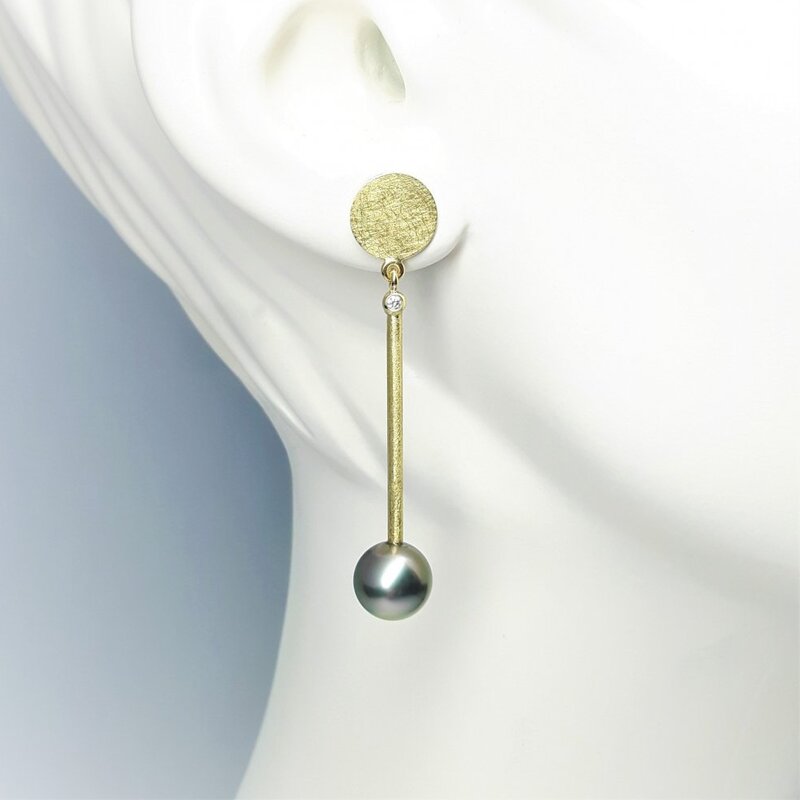 Boucles d'oreilles en or jaune 18kt, perles de tahiti et diamants.