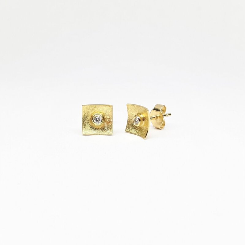 Boucles d'oreilles en or jaune 18kt et brillants.
