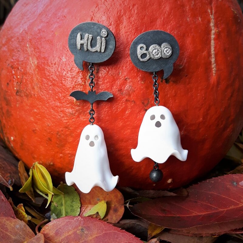 "Hui-Boo", boucles d'oreilles en opale blanche, argent, or blanc 18kt et diamants. Pièce unique.