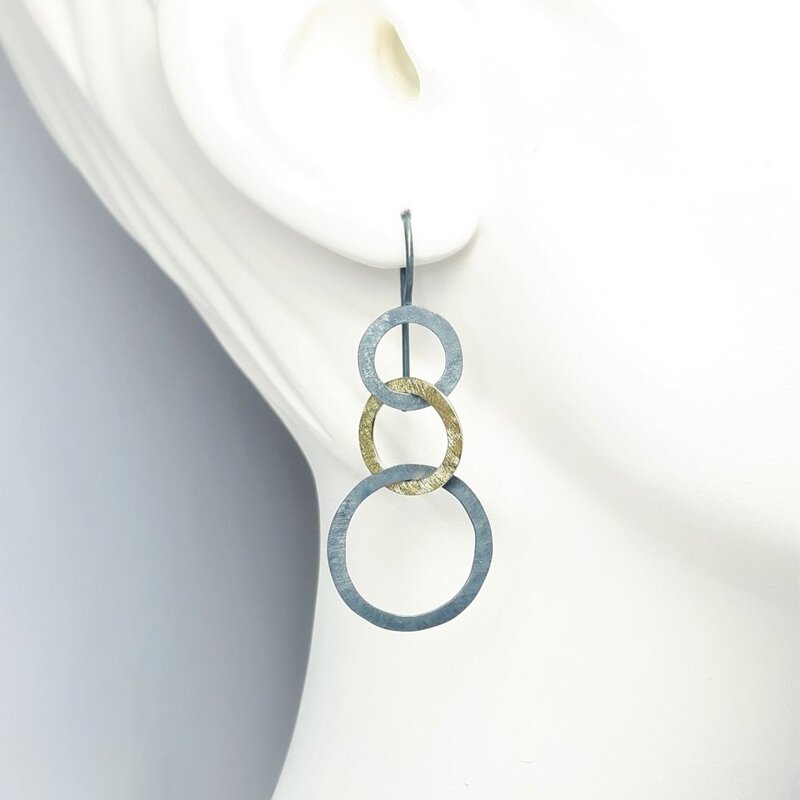 Boucles d'oreilles "dancing circles" en argent noirci et or jaune 18kt.