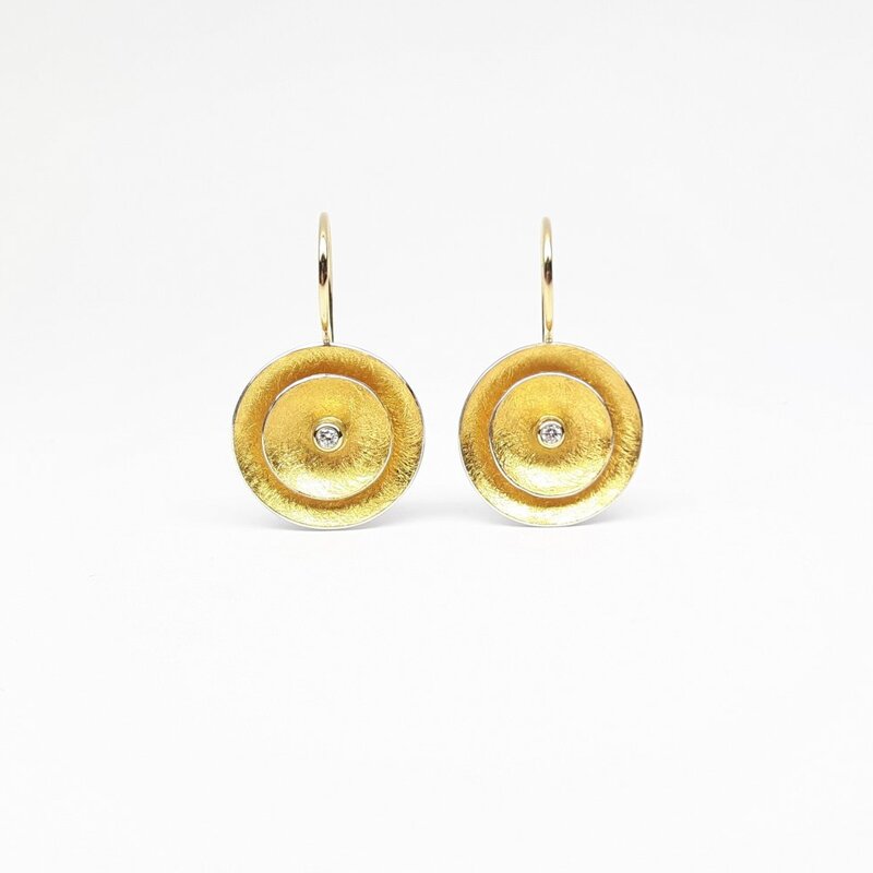 Boucle d'oreilles en or fin, or jaune 18kt, argent 925/- et diamants. 