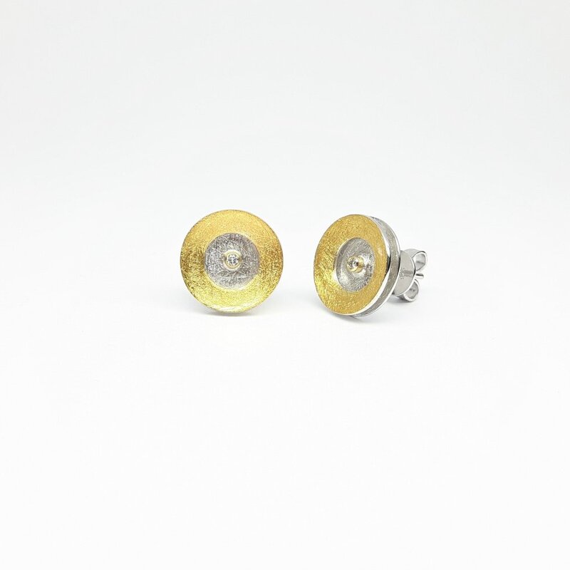 Boucles d'oreilles en argent 925/-, or fin, or jaune 18kt et brillants.